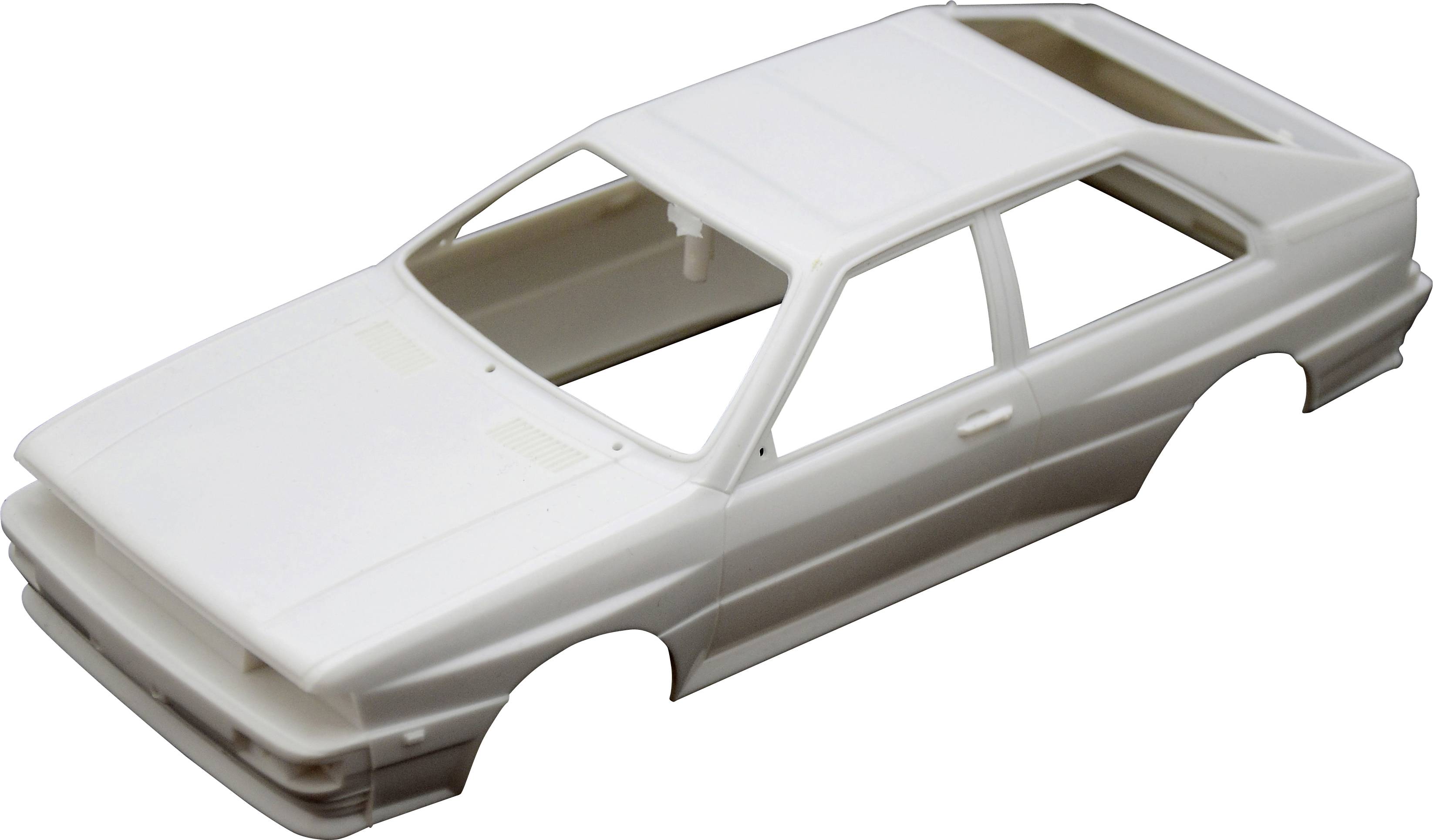 Bílý model automobilu bez kol a oken ukazuje karoserii sportovního vozu.