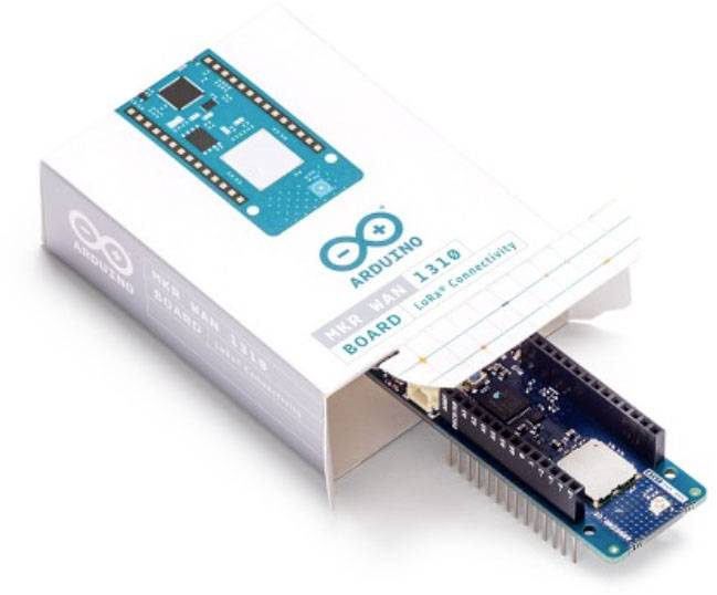 Otevřený balíček odhaluje desku Arduino MKR WAN 1310, která je z poloviny vytažena z obalu.