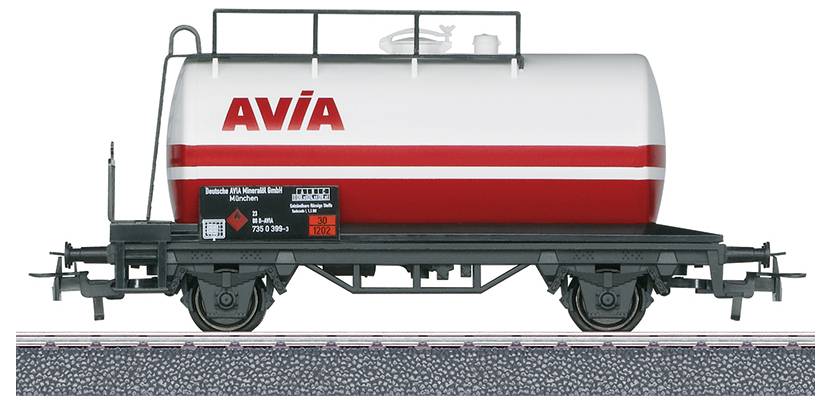 Modelový vůz cisternový vlaků se stříbrným a červeným logem AVIA na straně, detailní zábradlí a žebřík, umístěný na železničních kolejích.