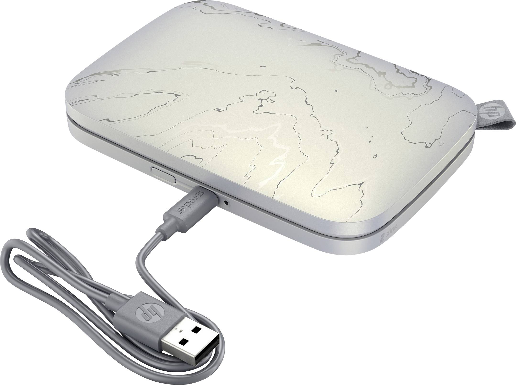 Externí pevný disk s USB připojením, stříbrné barvy, na bílém pozadí. Kabel připojený k pevnému disku ukazuje přední stranu.