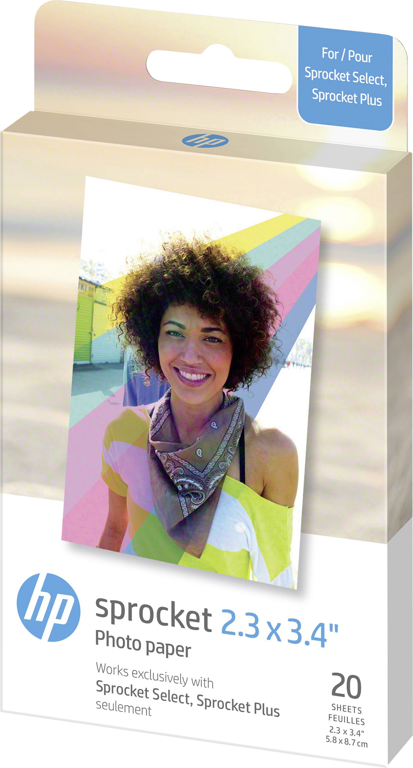 Balení fotografického papíru HP Sprocket o rozměrech 2,3 x 3,4 palce obsahuje 20 listů, které jsou kompatibilní s tiskárnami Sprocket Select a Sprocket Plus. Na obrázku je zobrazena fotografie ženy.