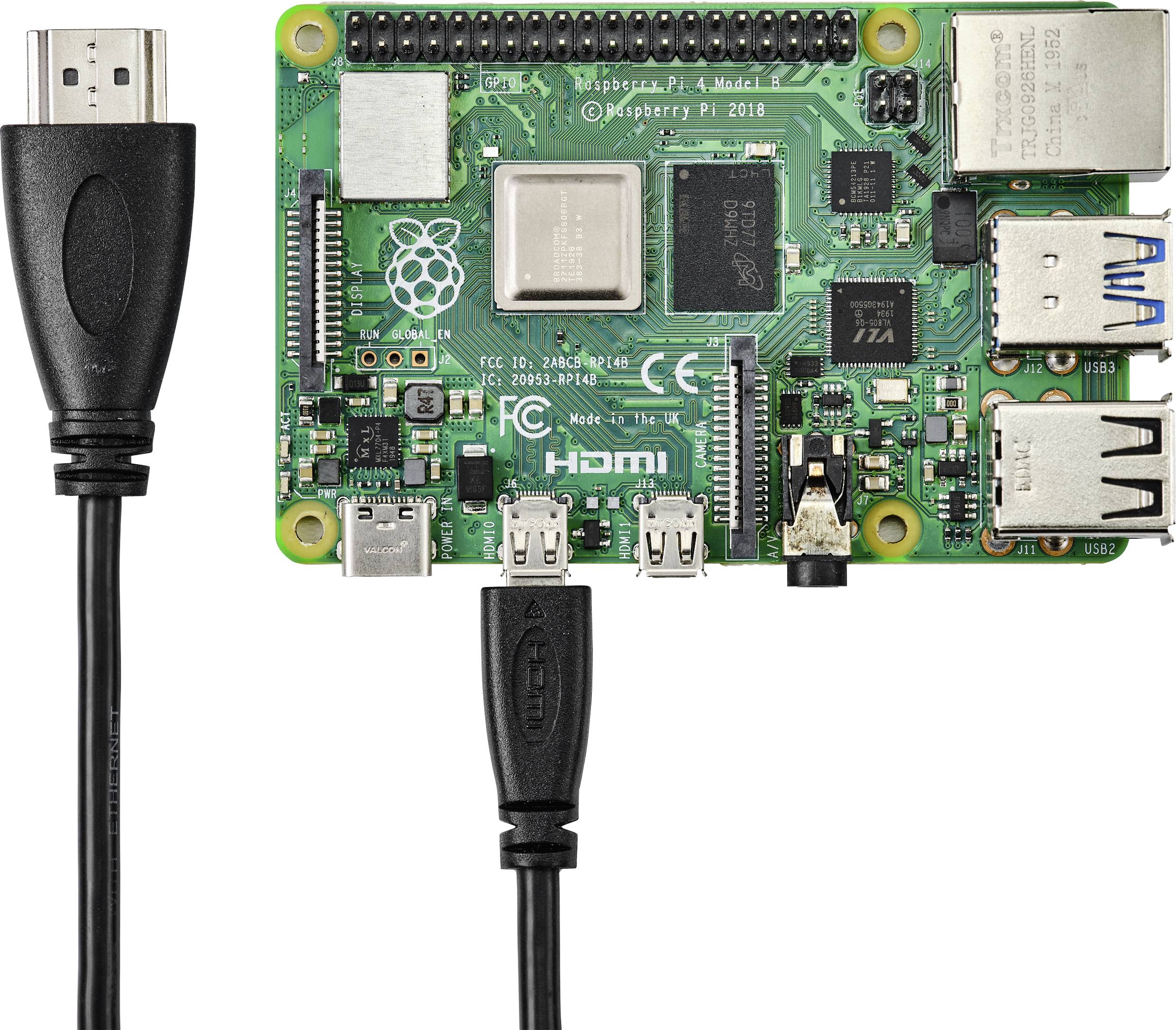 Raspberry Pi 4 model s konektory a sloty je zobrazen. Vlevo je viditelný HDMI kabel připojený k mini počítači.
