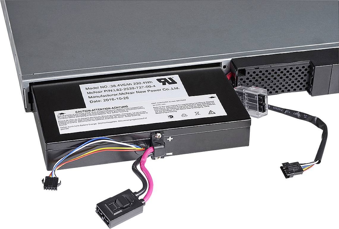 Bateriový pack je vytažen z elektronického zařízení. Různé kabely jsou připojeny k baterii.