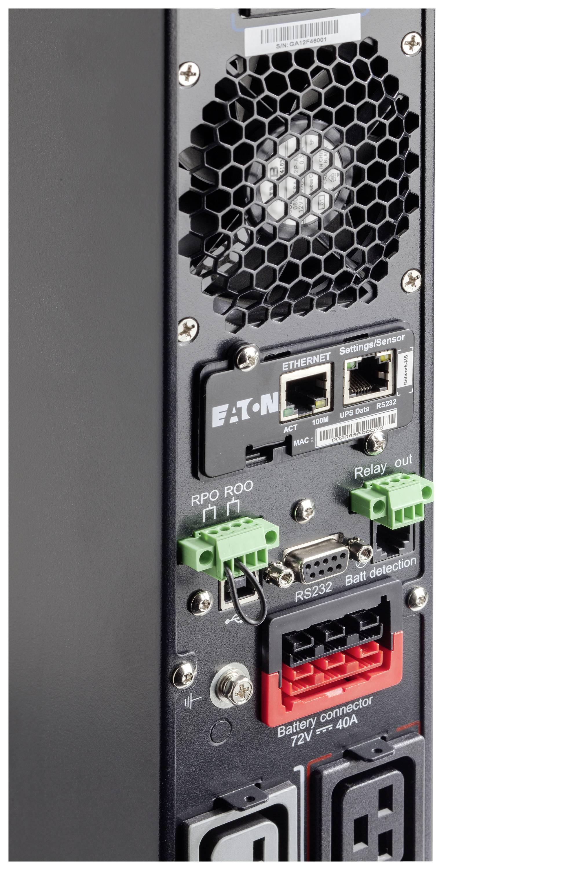 Zadní pohled na elektronické zařízení s různými konektory, včetně ethernetového, RS232 a bateriového připojení.