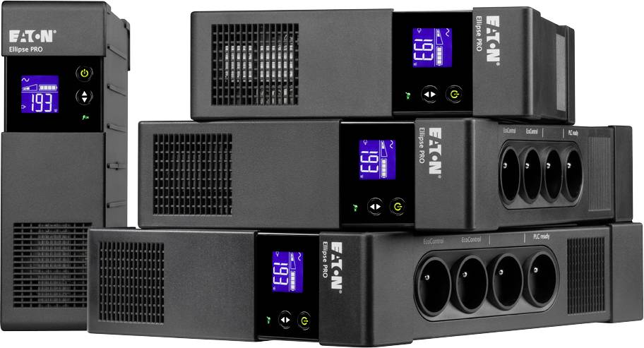 Obrázek zobrazuje několik záložních napájecích zdrojů (UPS) od společnosti EATON s digitálními displeji, které ukazují provozní stav. Zařízení jsou navršena na sobě.