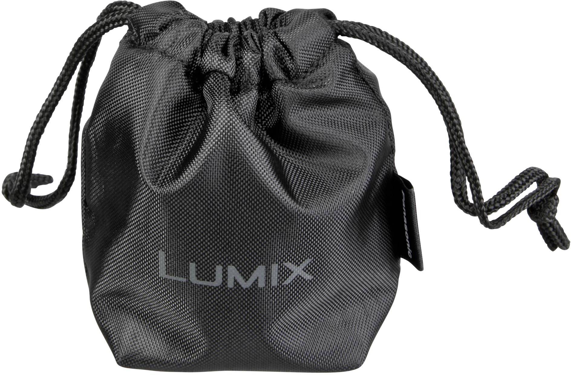 Černý sáček se stahovací šňůrkou s nápisem 'LUMIX' na přední straně.