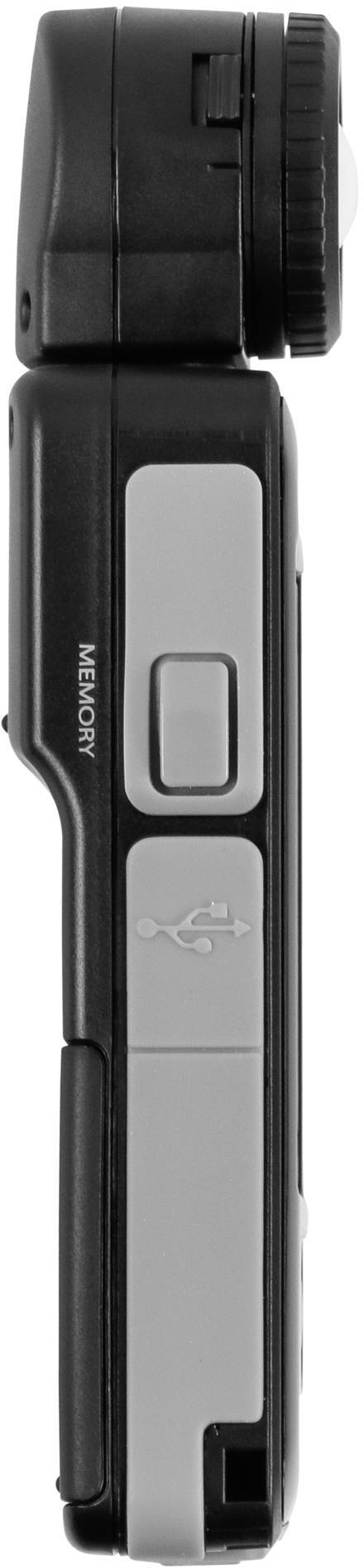 Boční pohled na digitální fotoaparát s USB portem a slotem na paměťovou kartu, kompaktní a přenosný, vhodný pro fotografování na cestách.