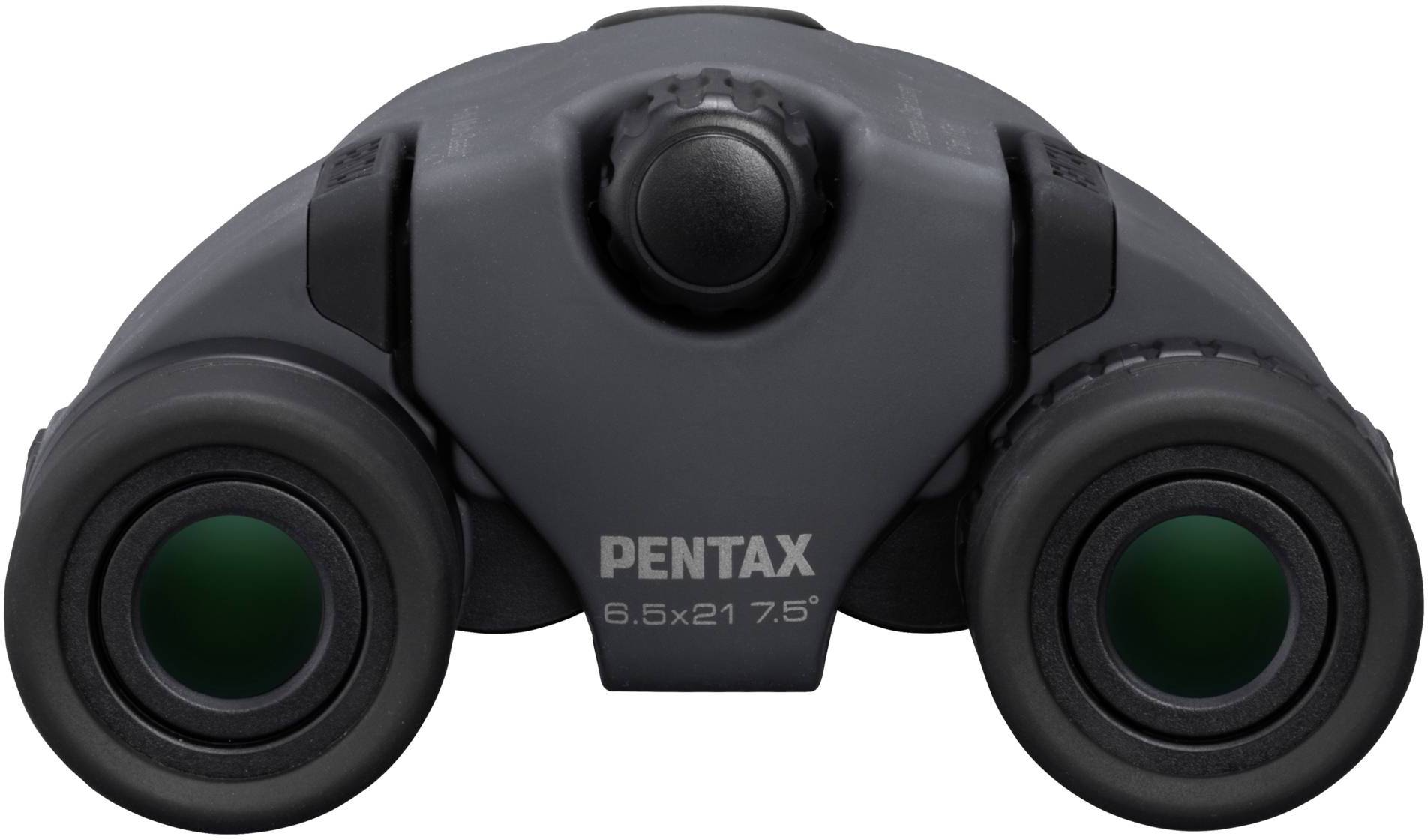 Černý dalekohled zepředu, viditelný název značky 'Pentax'. Má dvě velké okuláry a centrální zaostřovací kolečko nahoře.