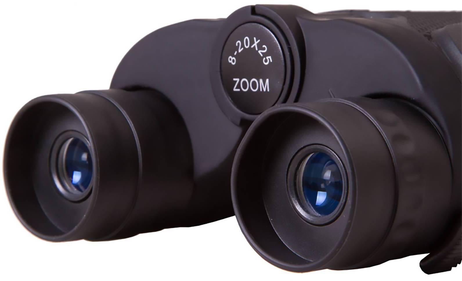 Černý dalekohled s nápisem '8-20x25 ZOOM', který se používá k pozorování vzdálených objektů.