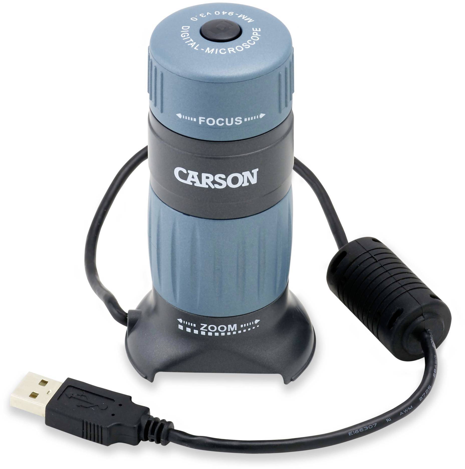 Modro-černý digitální USB mikroskop s nápisy 'FOCUS', 'ZOOM' a 'CARSON', umístěný na stojánku s připojeným kabelem.