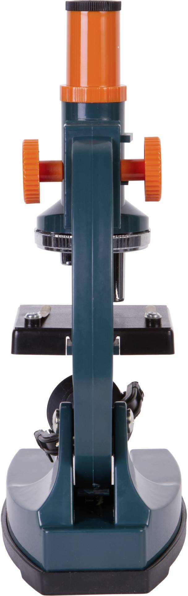 Modro-oranžový mikroskop zobrazený čelním pohledem. Jsou viditelné tubus, hrubý a jemný zaostřovací mechanismus a oblast pro preparáty.