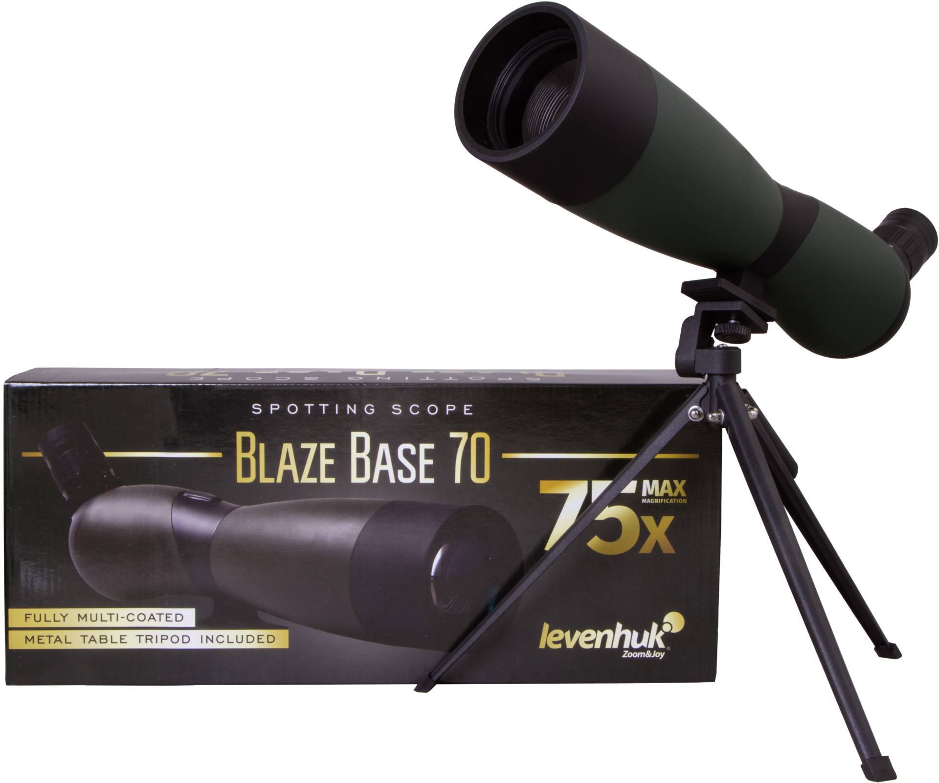 Spektiv Blaze Base 70 je upevněn na černém trojnožkovém stativu. Vedle něj stojí obal s nápisem '75x Max'.