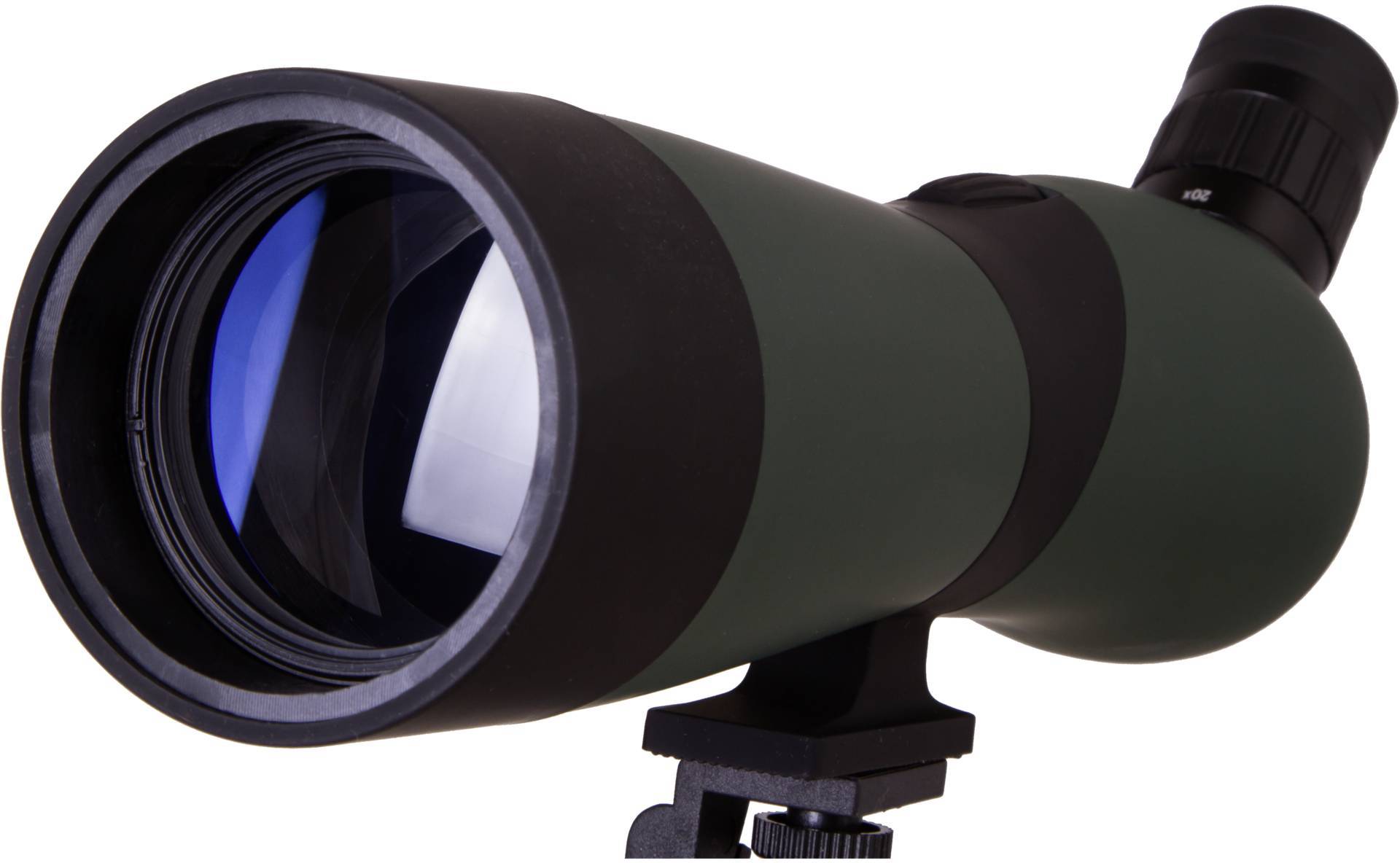 Zelený dalekohled s černým okulárem, upevněný na stativu. Ideální pro pozorování ptáků nebo přírody.