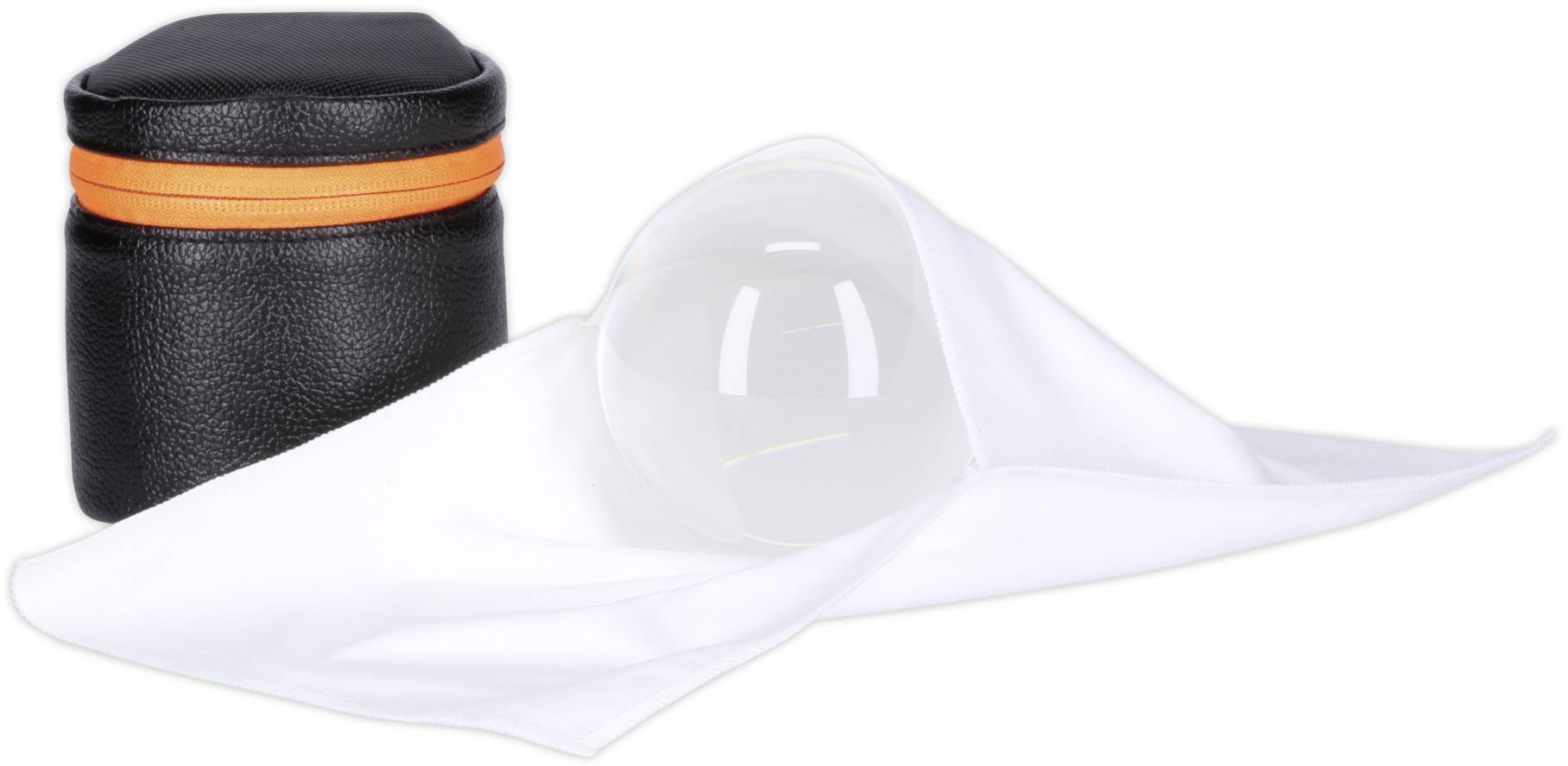 Černé pouzdro s oranžovým zipem vedle bílého textilního obalu, který obklopuje skleněnou kouli.