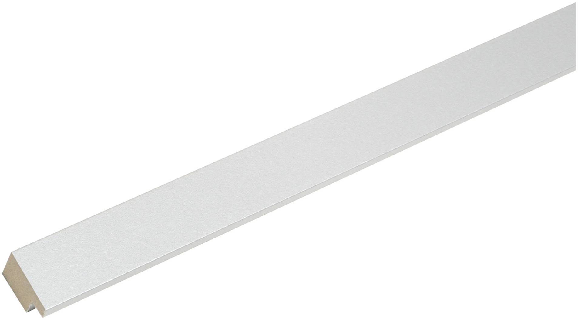 Bílá dřevěná lišta obdélníkového tvaru leží diagonálně. Je jednoduše navržená a nevykazuje žádné zvláštní charakteristiky.