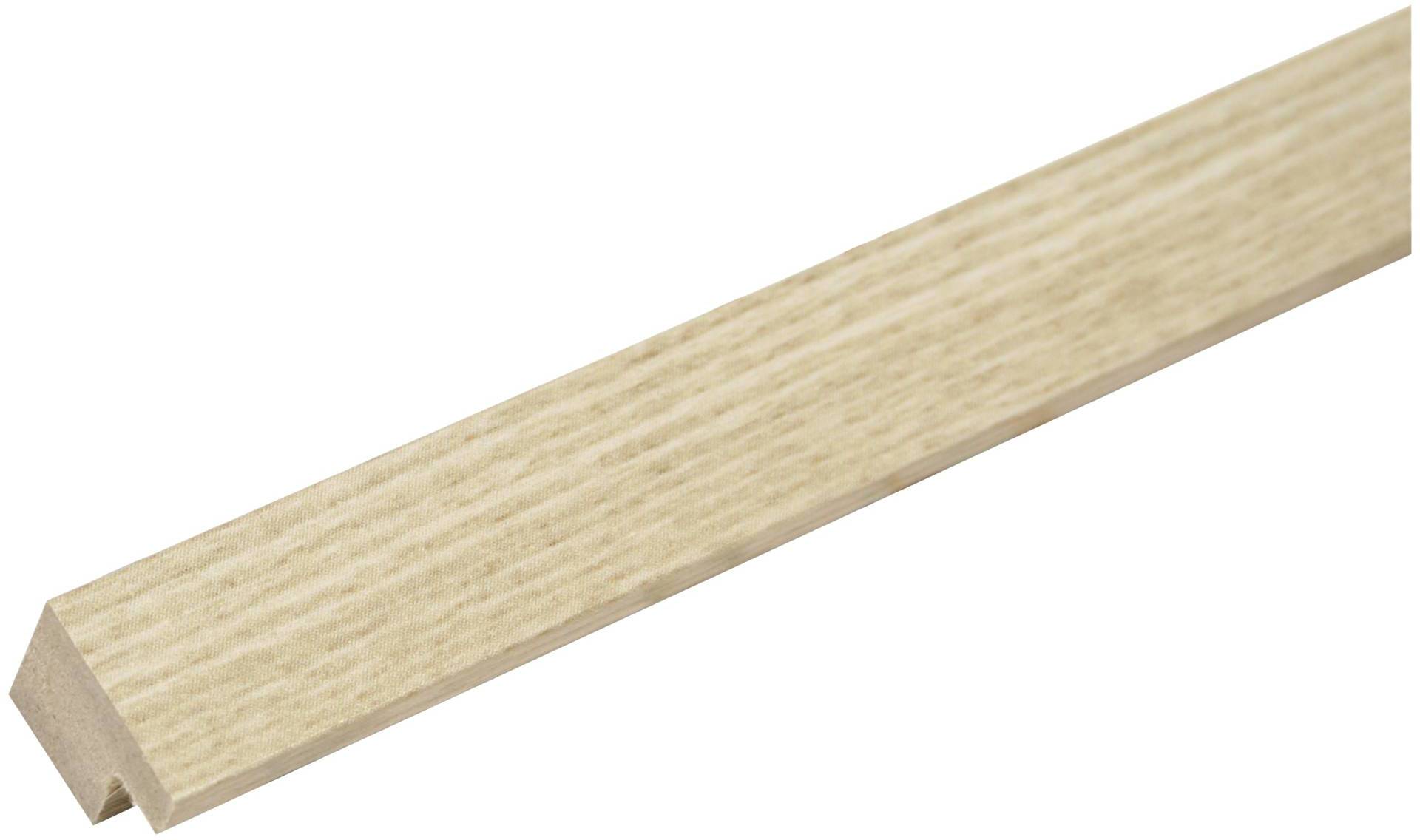 Šikmo řezaný kus dřeva s obdélníkovým průřezem, přirozená struktura dřeva zřetelně viditelná.