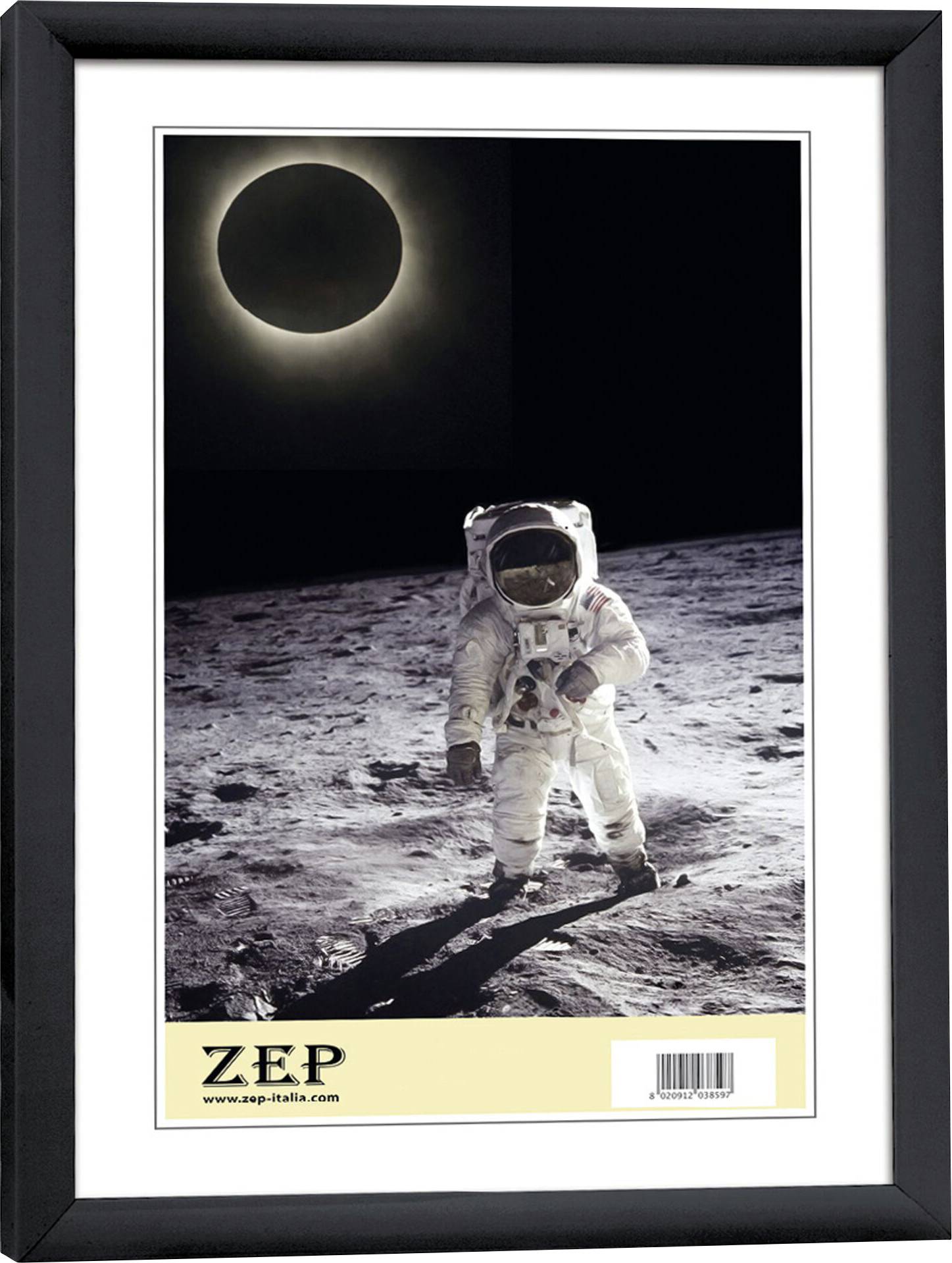 Astronaut kráčí po povrchu Měsíce; vlevo nahoře zatmění Slunce.