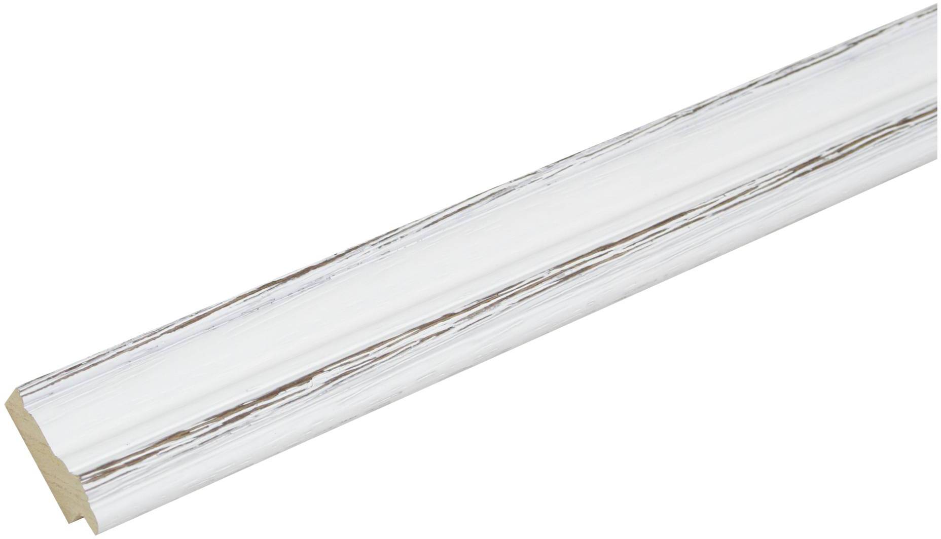 Bílý dřevěný obkladový pás se zřetelnou kresbou dřeva, fotografovaný z diagonálního úhlu. Ideální pro dekoraci nebo obložení stěn.