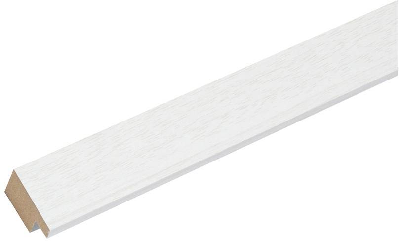 Bílá dřevěná lišta s L-profilem, vhodná pro dekorativní použití nebo jako dokončovací lišta.