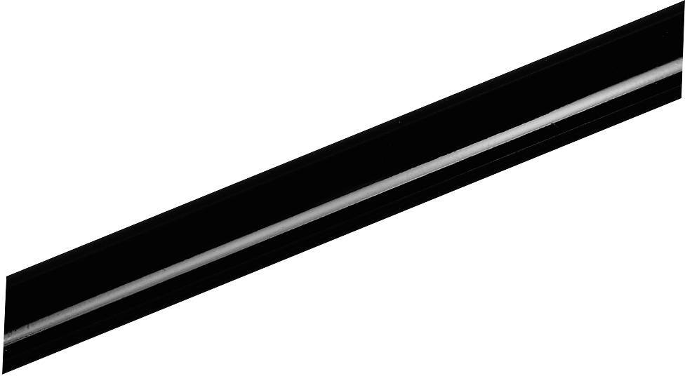 Černý, obdélníkový trámec v diagonální poloze od levého dolního rohu nahoru do pravého horního rohu.