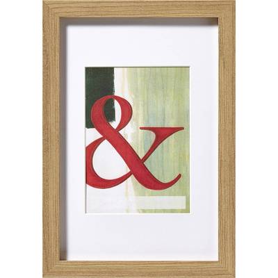 Zarámované umělecké dílo zobrazuje velké červené ampersand ('&'), které stojí před abstraktním pozadím z zelených a bílých ploch.