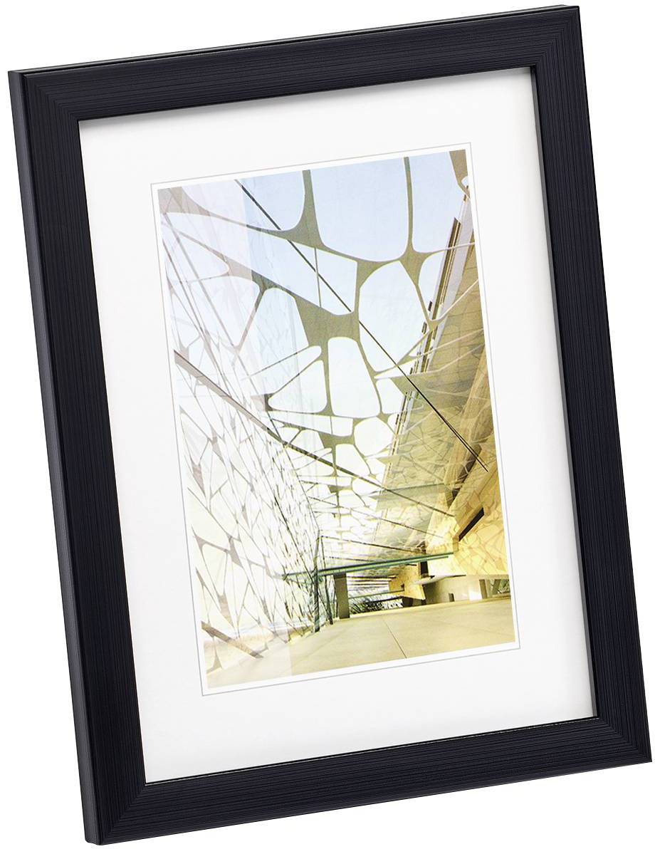 Zarámovaný obraz moderní skleněné struktury s geometrickými vzory a odrazivým světlem. Architektonický důraz.