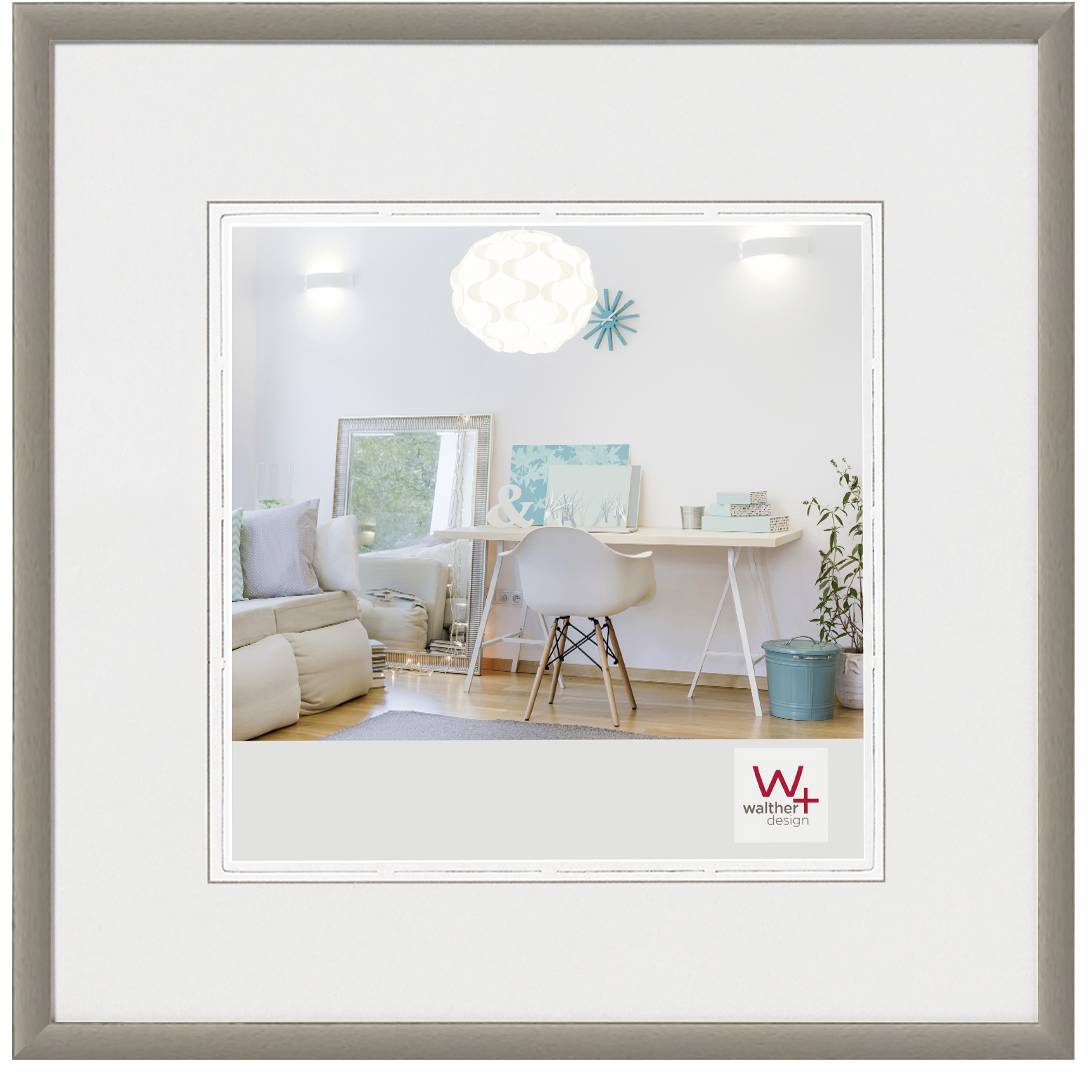 Moderní obývací pokoj s bílým stolem a židlí, obklopený pohovkou, rostlinami a dekoracemi. Velké okno prozařuje prostor světlem.