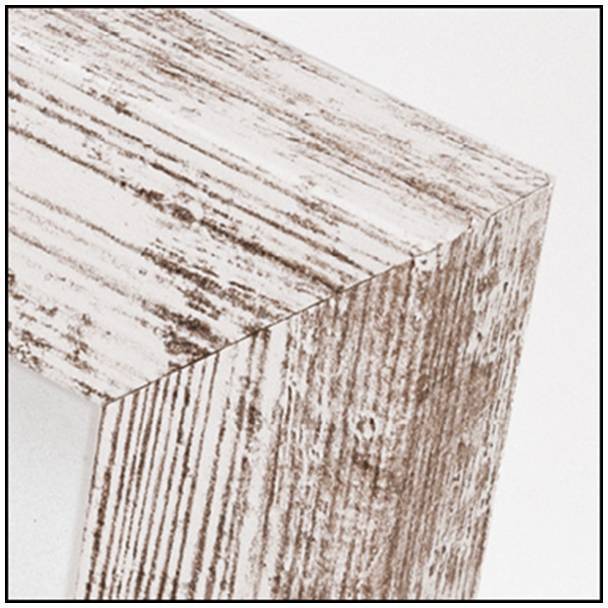 Dřevěný roh s bíle natřeným, opotřebovaným povrchem a detailním pohledem na dřevní strukturu.