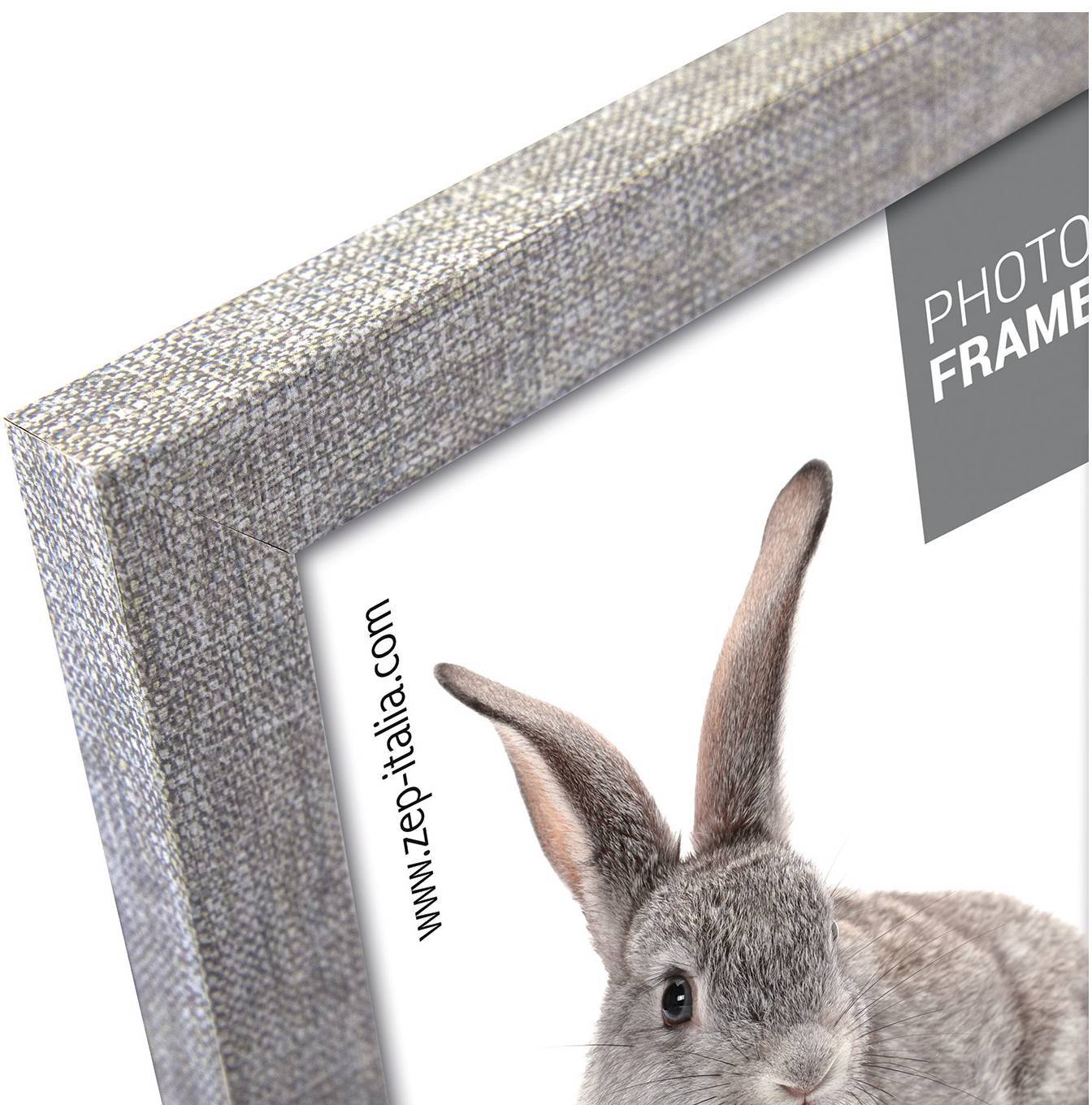 Zarámovaný obraz ukazuje detail králíka se vzpřímenýma ušima před světlým pozadím.