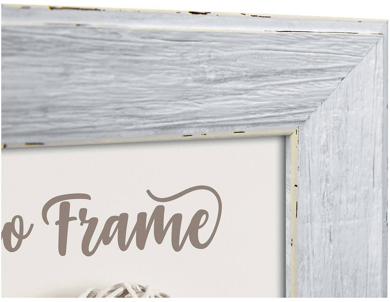 Detailní záběr světle šedého rámu na obrázek s jemně zašlou dřevěnou strukturou. Nahoře je vidět část textu 'o Frame' na světlém pozadí.