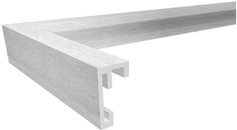 Rohový detail stříbrného hliníkového rámu s drážkovým profilem, pohled perspektivou shora, zobrazující tvar a strukturu materiálu.