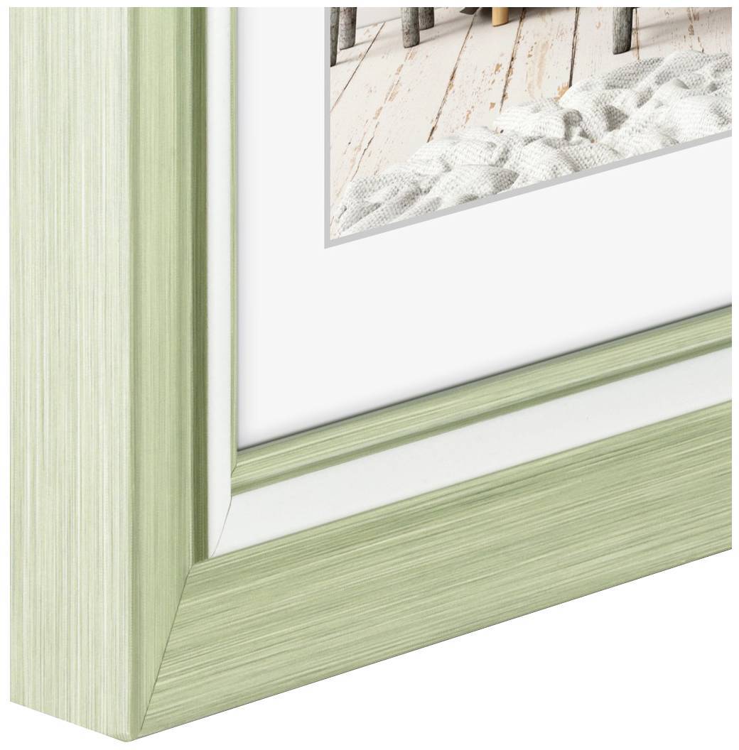 Světle zelený rámeček s jemnou texturou ukazuje malý výřez fotografie s pletenou látkou a dřevěnou podlahou.