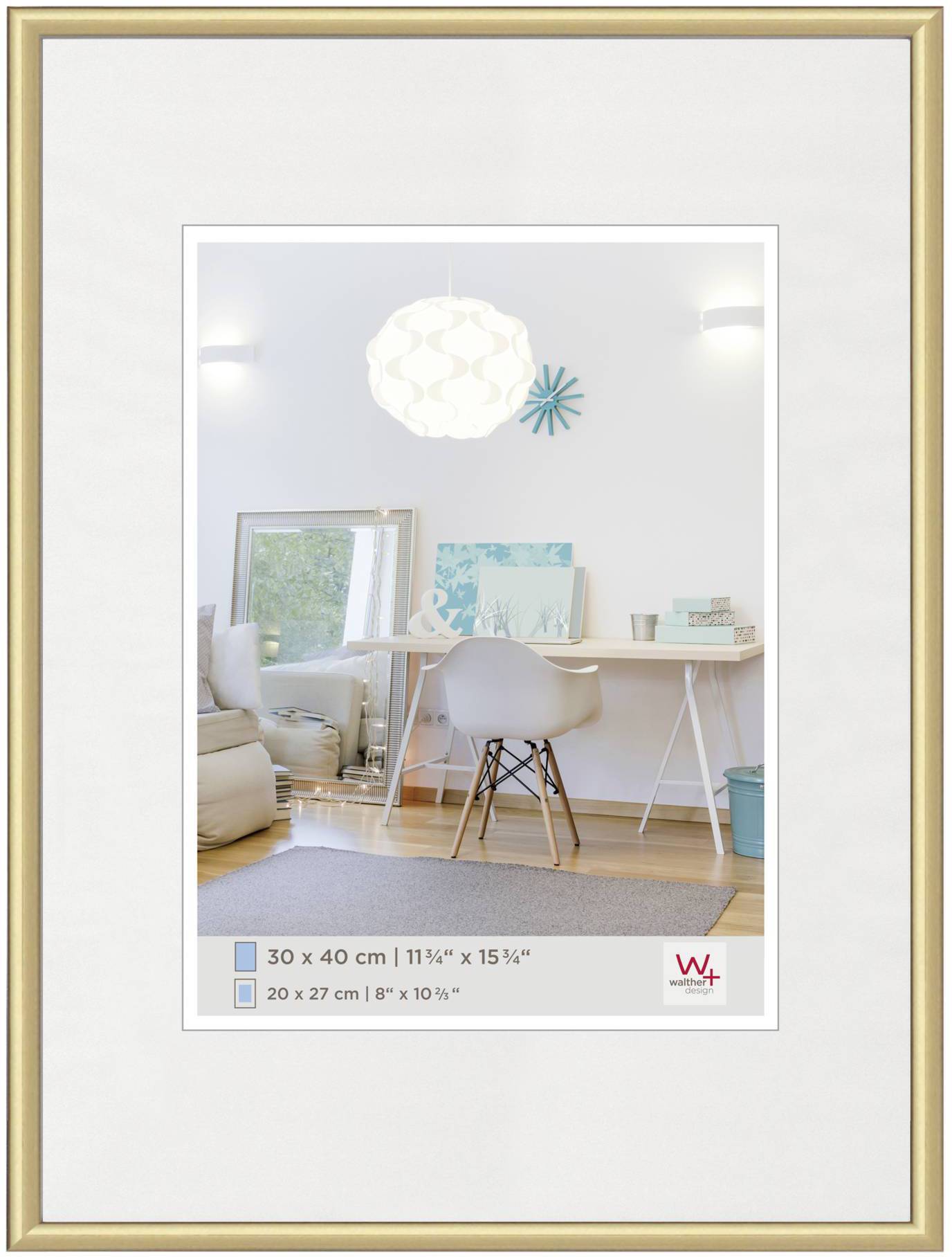 Moderní, světlý obývací pokoj s bílým psacím stolem před zrcadlem. Malý modrý dekorativní předmět visí na stěně.