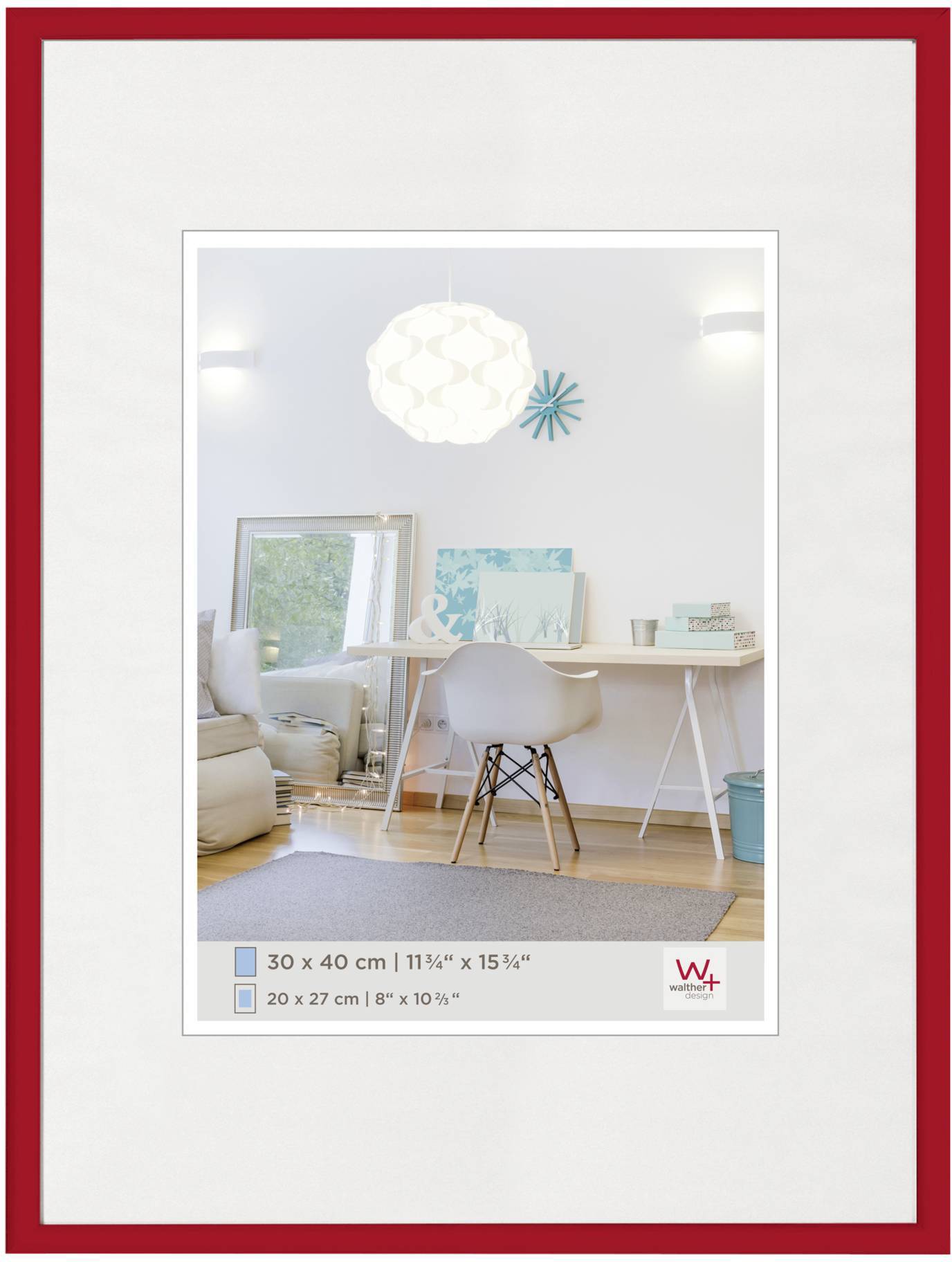 Moderní, minimalisticky zařízený psací stůl s bílou židlí, lampou a dekorací. Velikost rámu: 30 x 40 cm.