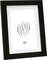 Černý rámeček s bílou paspartou; uvnitř minimalistický obraz se stylizovanými listy v černé barvě na bílém pozadí.