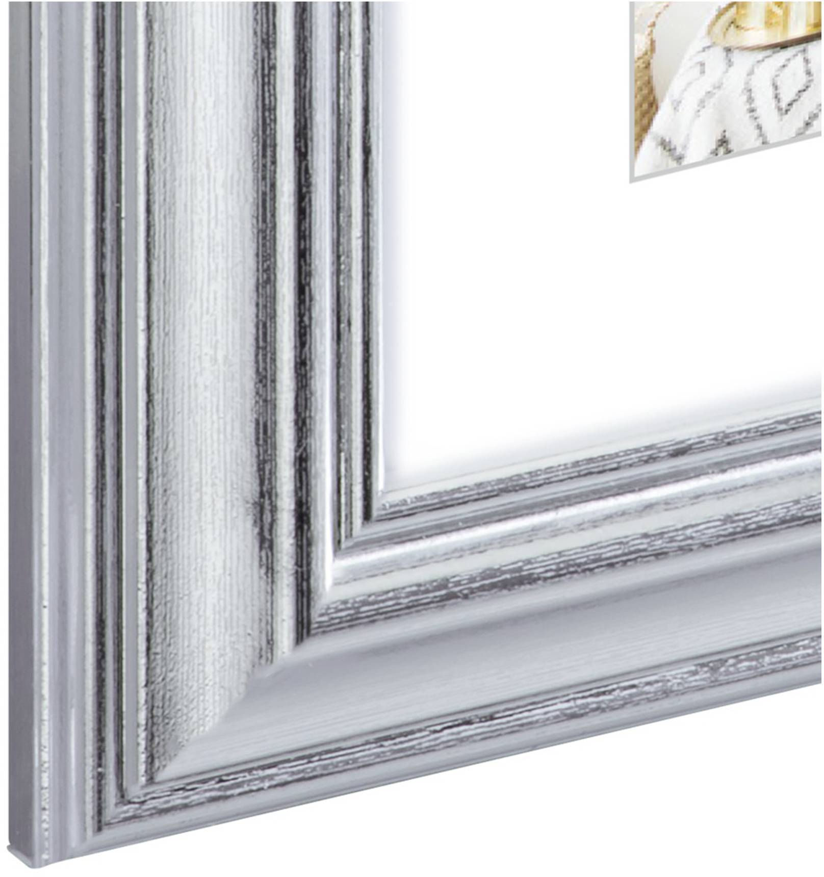 Detailní záběr šedě natřeného rámu na obrázek s texturovaným povrchem.