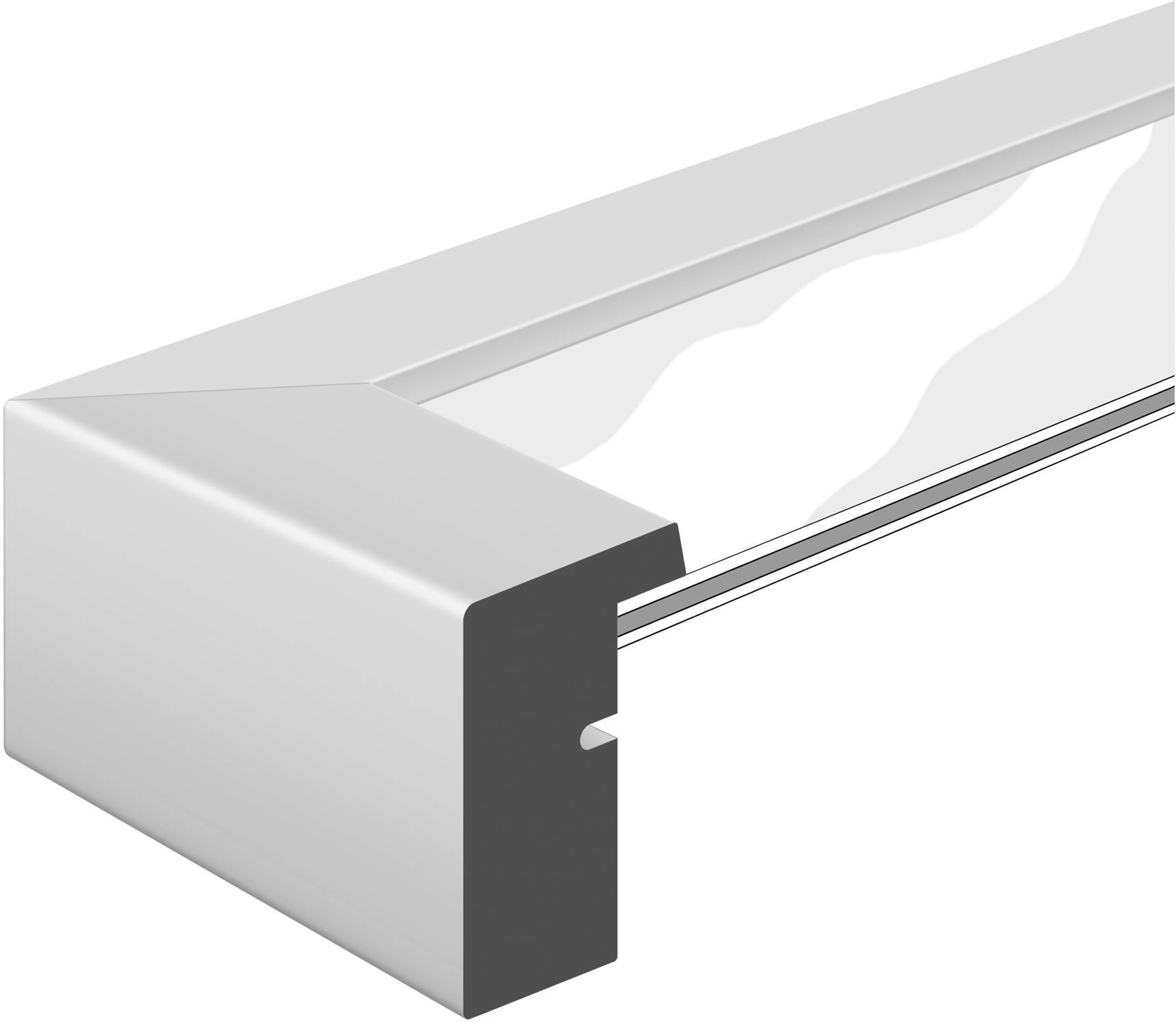 Kovový profil se skleněným krytem, boční pohled. Vhodný pro LED osvětlovací instalaci, ukazuje moderní design.