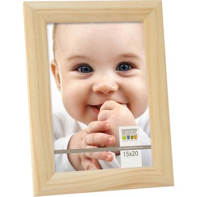 Miminko se vesele usmívá do fotoaparátu. Má modré oči a drží si ruce před obličejem. Dřevěný rámeček má rozměr 15x20.