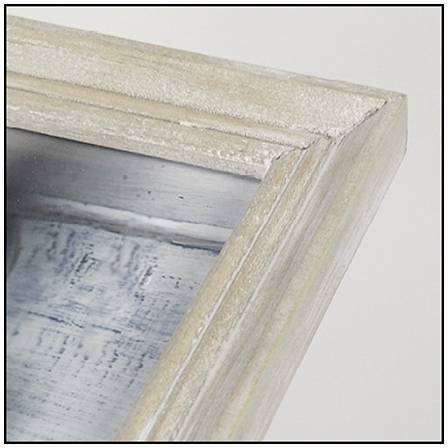 Roh dřevěného rámu v rohu s výraznou kresbou dřeva a opotřebovaným vzhledem ukazuje bohatství detailů materiálu.