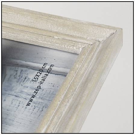 Detailní záběr fotorámečku s dřevěným rámem, na kterém je text '15x20 cm' a 'www.zep-italia.com'.