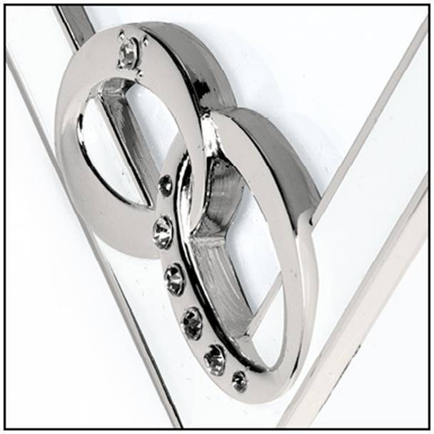 Nekonečný symbol z kovu v elegantním, lesklém provedení s gravírovanými diamanty jako dekorativním prvkem.