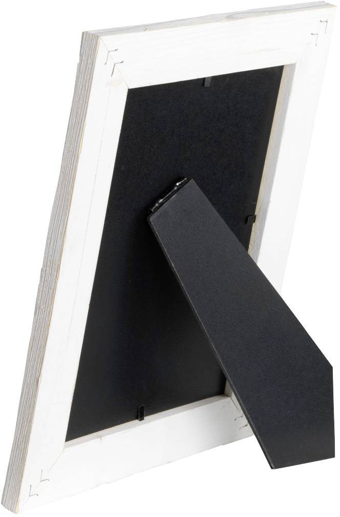 Prázdný, vzpřímeně stojící obrazový rám v bílém dřevěném rámu s černým zadním dílem a stojanem.