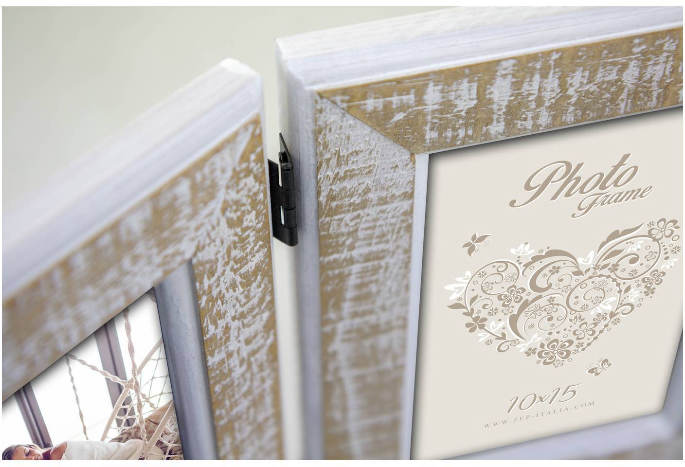 Dřevěný fotorámeček se dvěma přihrádkami; vlevo fotografie, vpravo dekorativní vložka s designem srdce a uvedením velikosti 10x15.