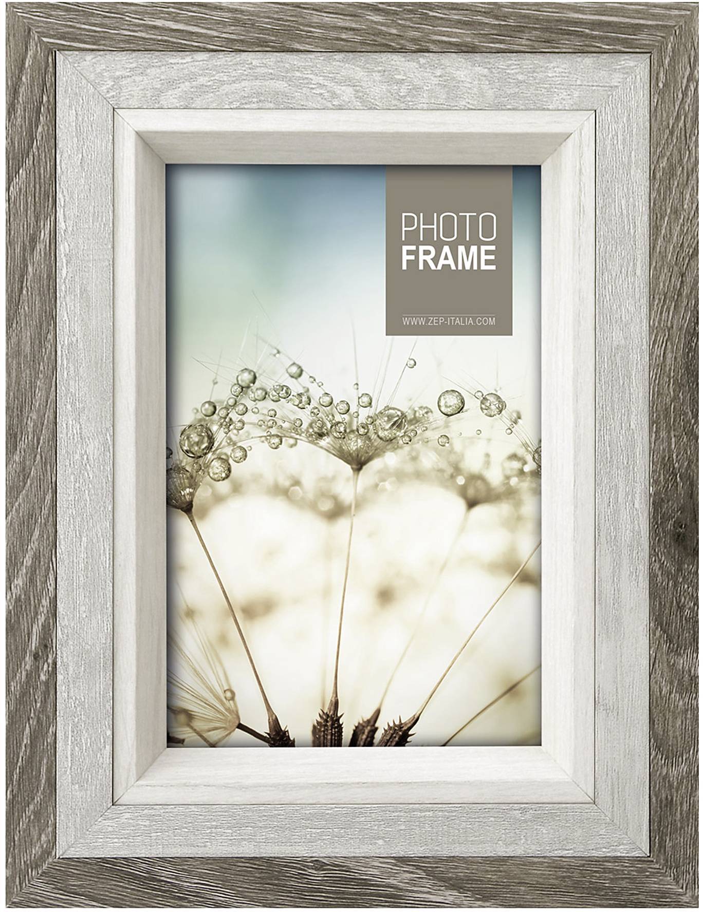 Dřevěný rámeček s obrázkem pampelišek v pozadí. Fokus je na kapkách rosy na semenech, které se třpytí v slunečním světle.