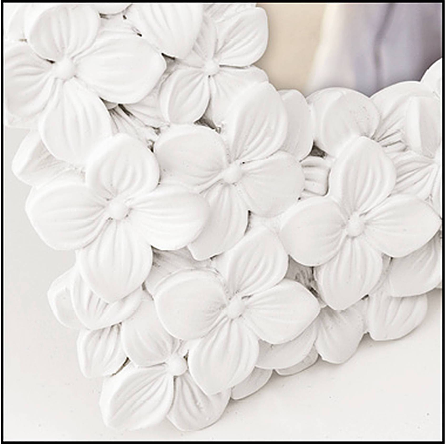 Šest bílých květin v těsné sestavě s plastickými okvětními lístky; dekorativní prvek na světle šedém pozadí.