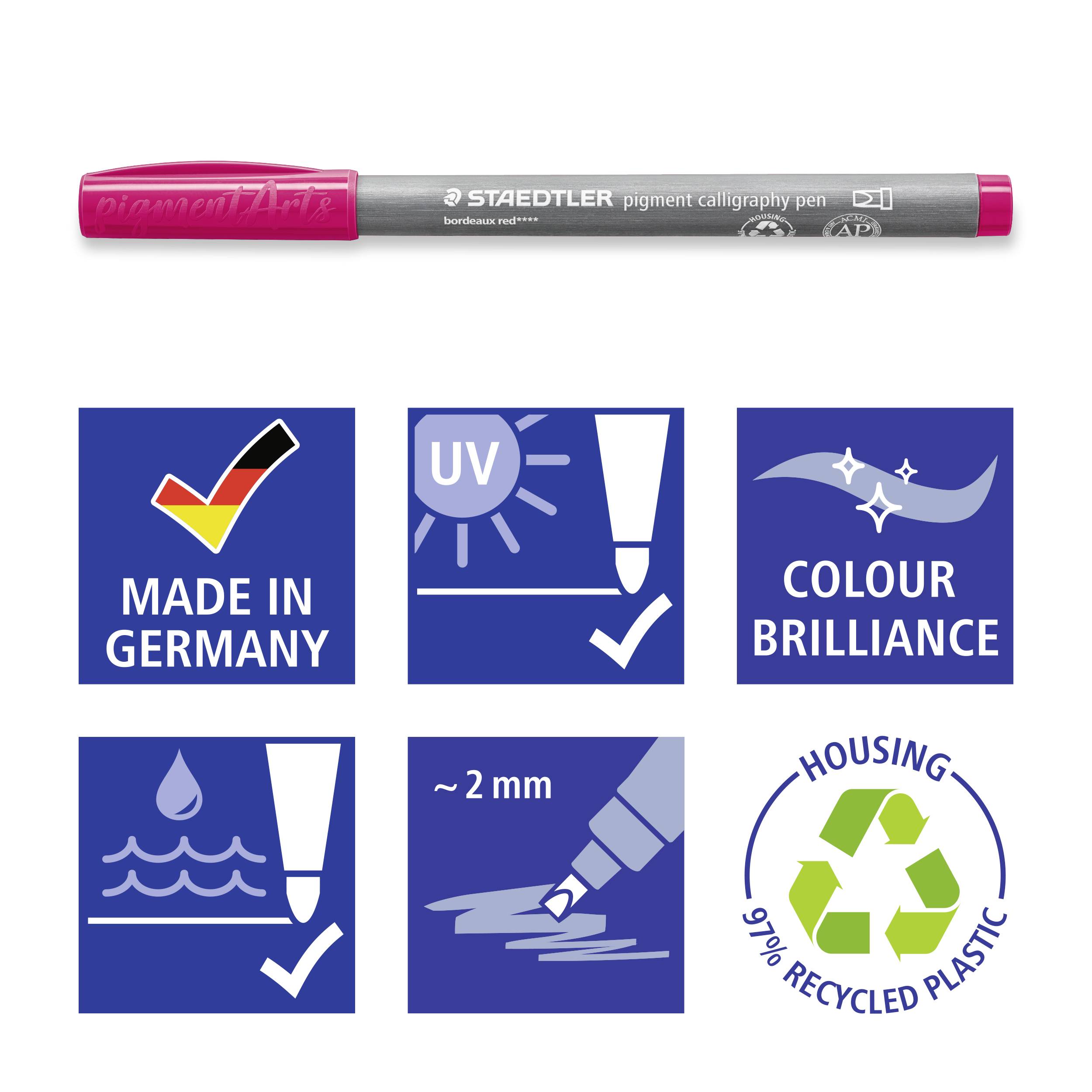 Růžový kaligrafický fix značky Staedtler s nápisem 'VYROBENO V NĚMECKU', 'UV', 'BRILANTNÍ BARVA', 'POUZDRO Z 97% RECYKLOVANÉHO PLASTU'.