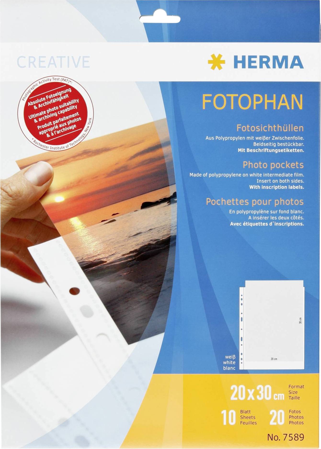 Jedna ruka drží obal Herma Fotophan, vhodný pro fotografie formátu 20x30 cm, s 10 listy, v pozadí se zachycením západu slunce.