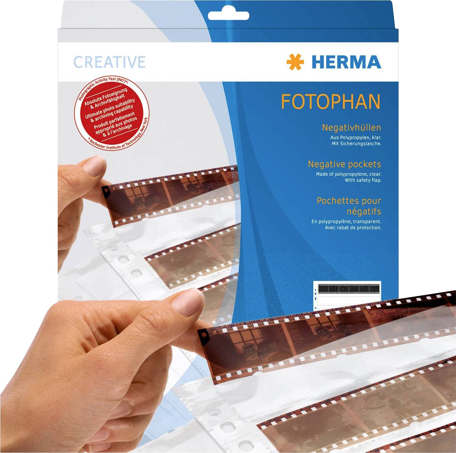 Osoba drží fotofilmový pásek před obalem HERMA FOTOPHAN obalů na negativy.