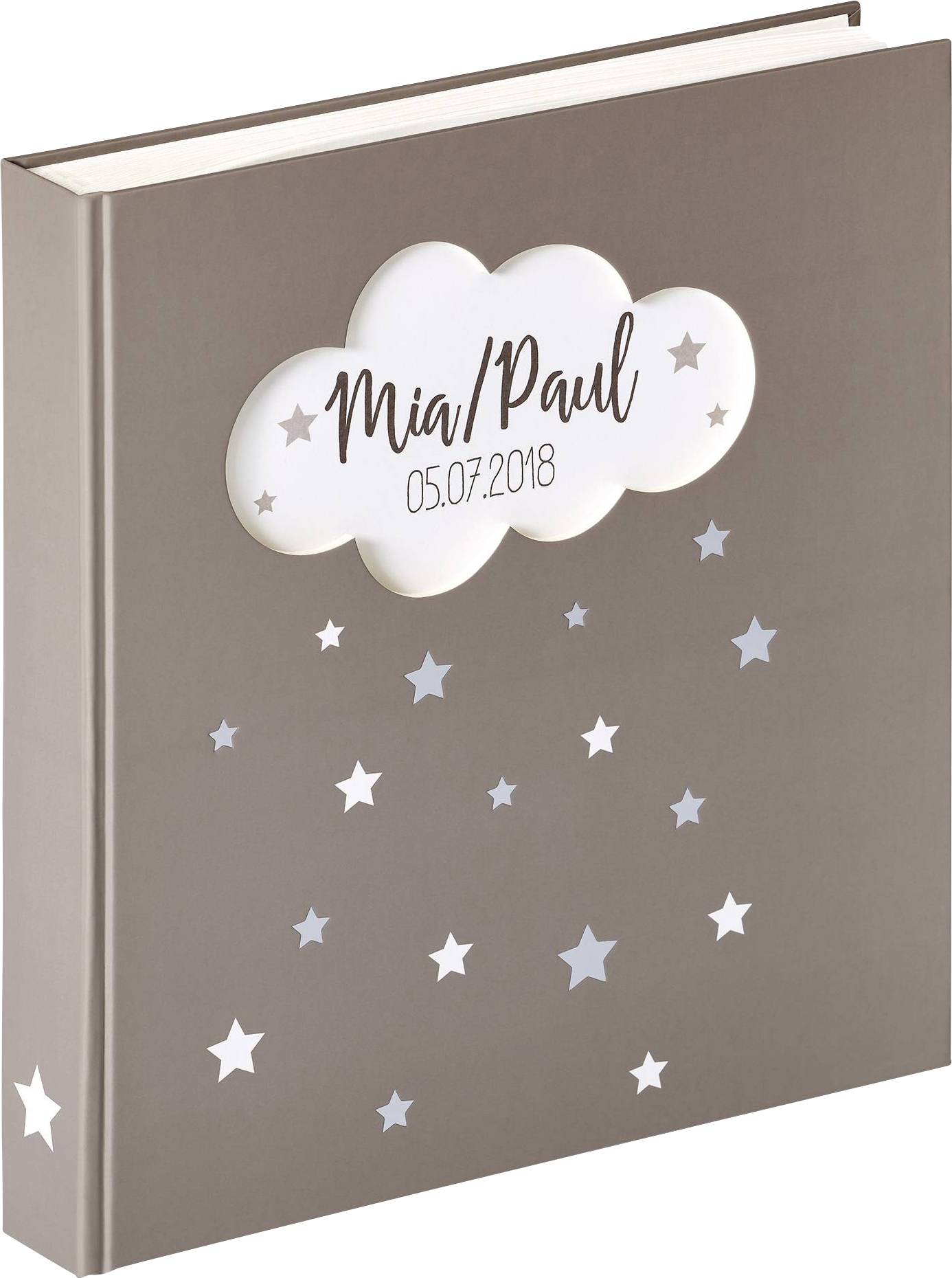 Fotoalbum s šedým potahem. Vlevo nahoře jsou jména 'Mia/Paul' a datum '05.07.2018' vytištěné na mraku. Pod ním jsou malé hvězdičky.
