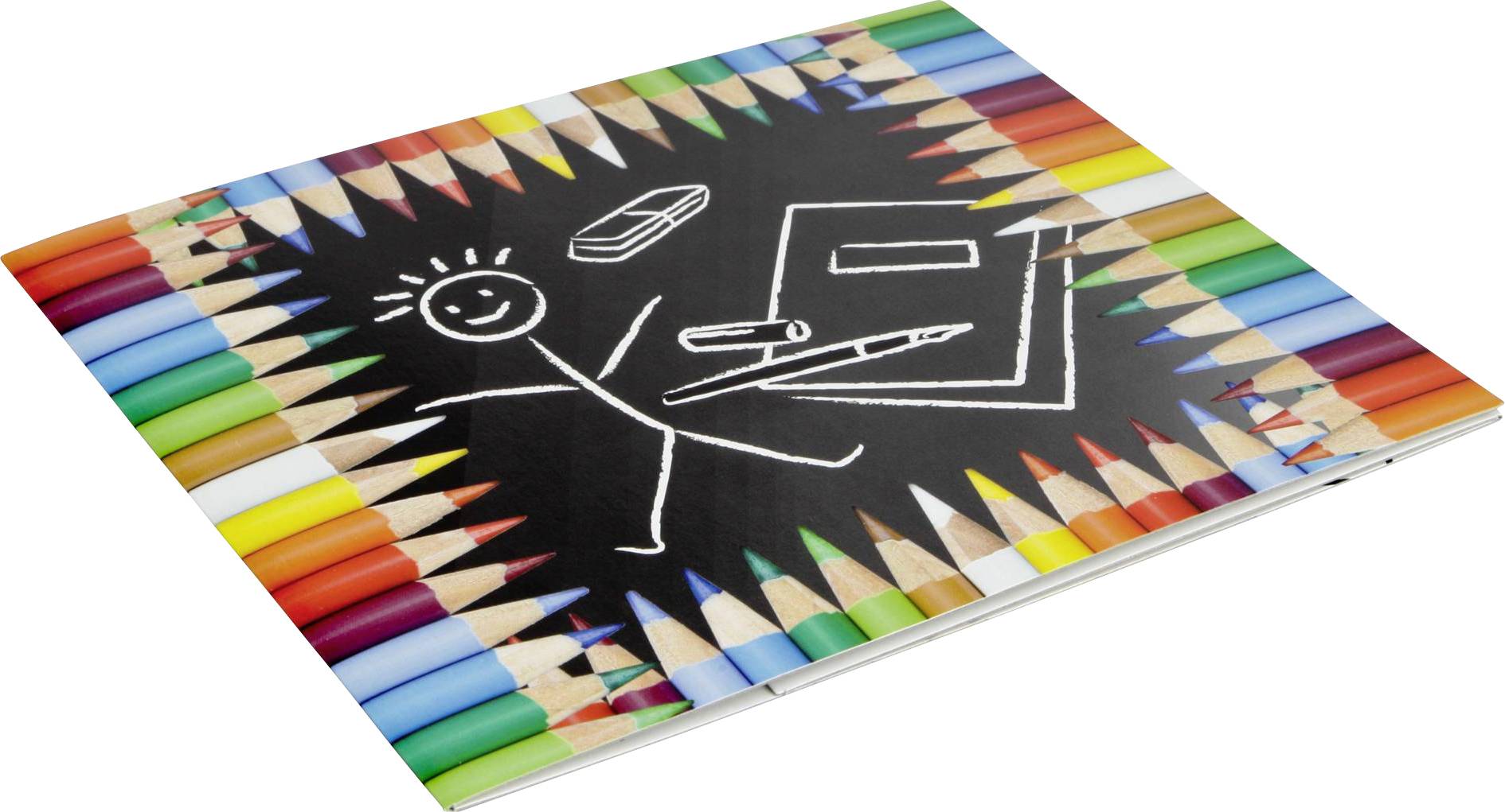 Barevné pastelky lemují nástěnnou kresbu usmívajícího se panáčka s perem a blokem, symbolizující kreativitu.